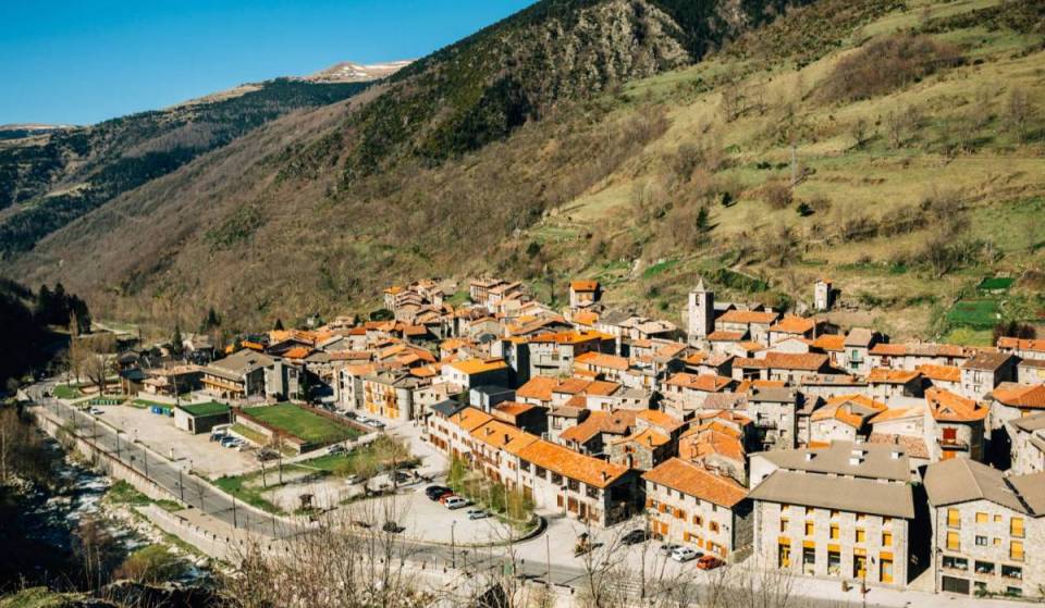 Just 2 hours from Barcelona: a Pyrenean village with a river beach and mountain trails to escape the summer heat