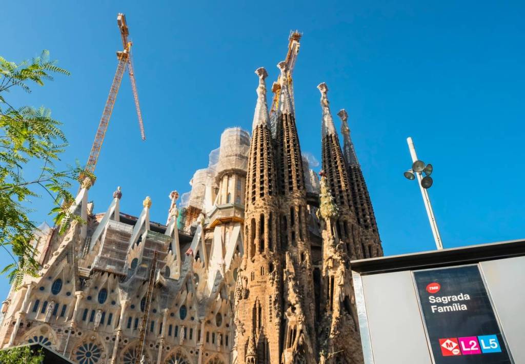 El exceso de turismo cierra las escaleras mecánicas de Sagrada Familia: paralizadas para evitar los selfies