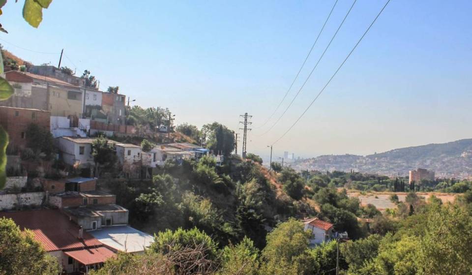 Pagano le tasse, ma non figurano tra i 73 quartieri ufficiali di Barcellona: ecco com’è La Font del Gos, il «quartiere fantasma» con 200 residenti e 70 anni senza autobus né centro sanitario (CAP)
