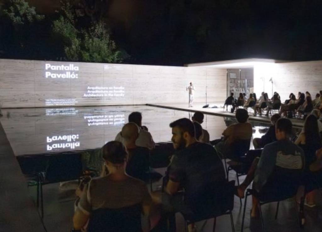 El cinema a l’aire lliure més bonic de Barcelona costa només 2 €: un edifici racionalista de 1929 que projecta la pel·lícula sobre les seves parets