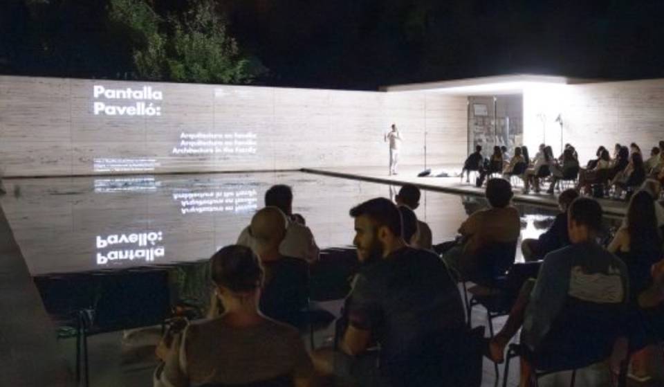 De mooiste openluchtbioscoop van Barcelona kost maar 2 €: een rationalistisch gebouw uit 1929 waar de film op de muren wordt geprojecteerd