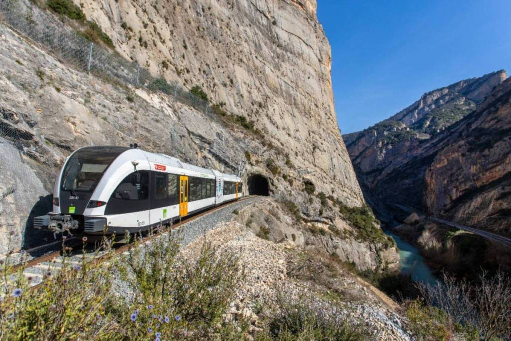 Ni Suiza ni los Alpes: este tren histórico cruza 4 lagos, 40 túneles y 75 puentes desde este sábado a 2 horas de Barcelona
