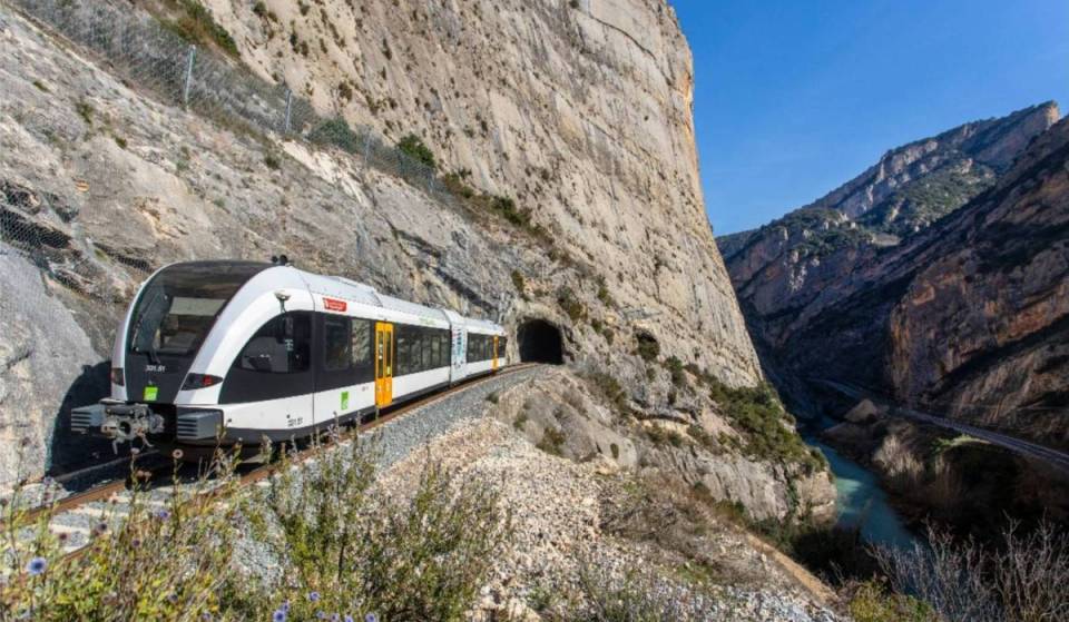 Né la Svizzera né le Alpi: questo treno storico attraversa 4 laghi, 40 gallerie e 75 ponti a partire da questo sabato, a sole 2 ore da Barcellona