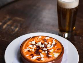 19 restaurantes con tapa y bebida a 5€: la ruta de tapas del Raval por la fiesta mayor que empieza este viernes