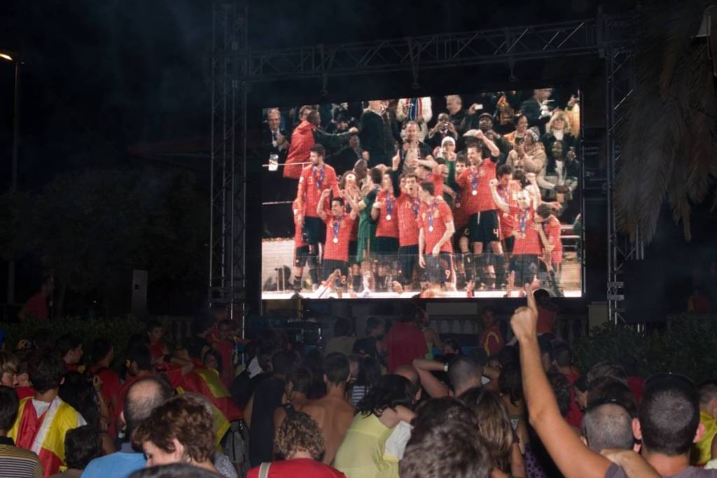Giant screens for the Spain-France match: where to watch the World Cup outdoors today in Barcelona