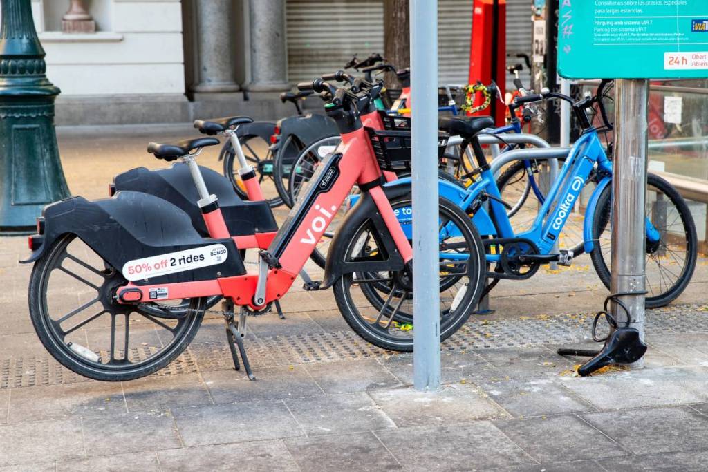 Adiós definitivo a las bicis de alquiler en Barcelona: 3.500 bicicletas, 5.400 multas y más de 2.000 retiradas por la grúa