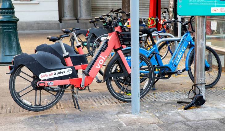 Addio definitivo alle bici a noleggio a Barcellona: 3.500 biciclette, 5.400 multe e oltre 2.000 rimosse dal carro attrezzi