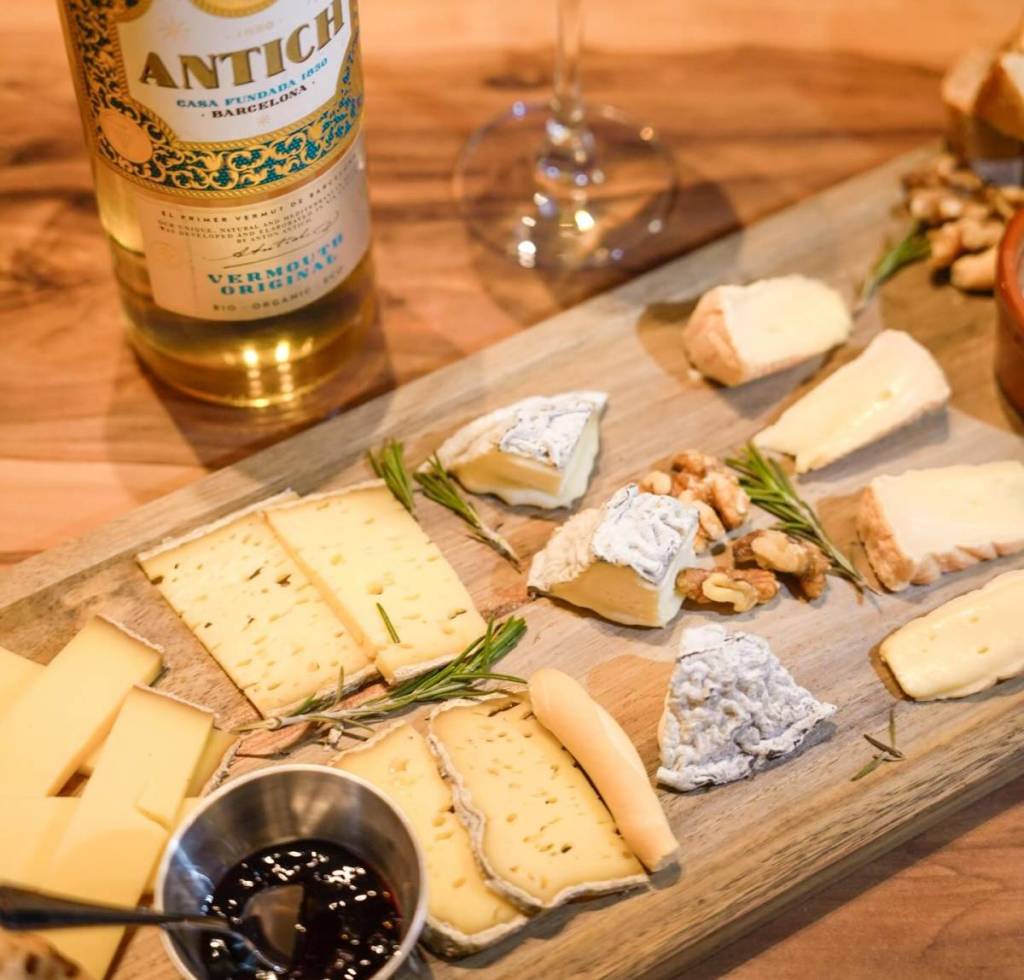 Son los «psicólogos del queso»: la tienda de quesos donde te sientas a comer lo que compras y montan tablas de quesos personalizadas