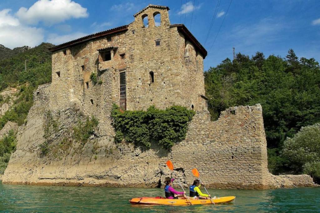 El embalse con un monasterio medieval flotante y una presa que puedes visitar por dentro: está a una hora y media de Barcelona