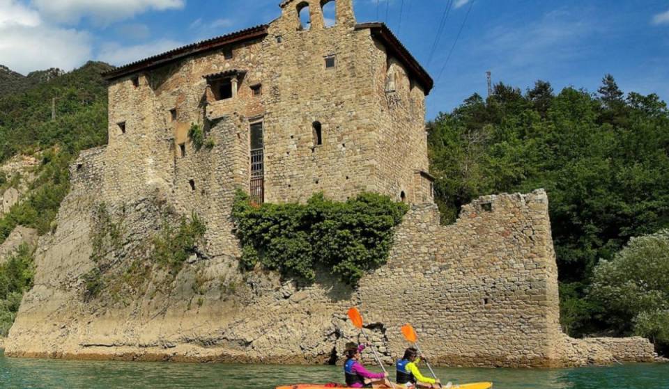 El embalse con un monasterio medieval flotante y una presa que puedes visitar por dentro: está a una hora y media de Barcelona