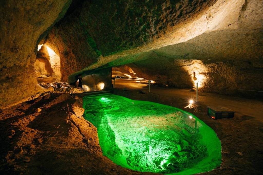 It’s Catalonia’s “icebox”: the underground river, whose temperature never exceeds 15º, features cave paintings dating back 37,000 years and is an hour and a half from Barcelona