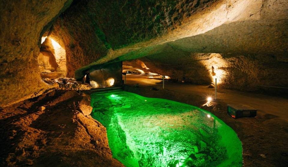 Es la nevera de Catalunya: el río subterráneo que nunca supera los 15º tiene pinturas rupestres de hace 37.000 años y está a hora y media de Barcelona