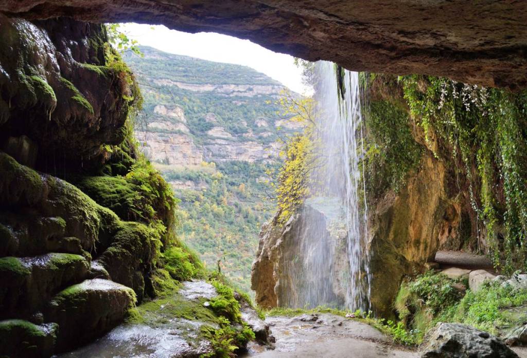 Regresa a sólo una hora de Barcelona: el monasterio milenario excavado en la roca con una cascada de 300 metros y entrada gratuita