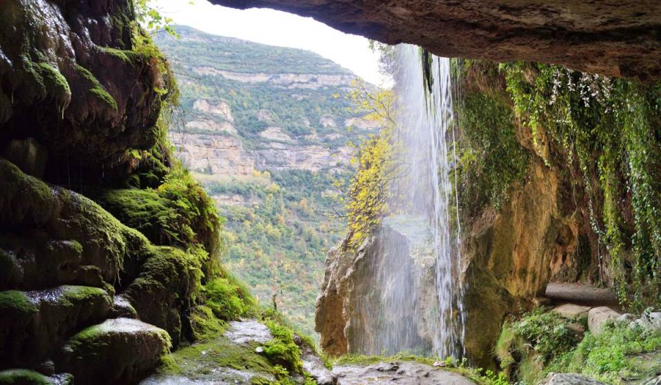Vuelve abrir a solo una hora de Barcelona: el monasterio milenario excavado en la roca con una cascada de 300 metros y entrada gratuita