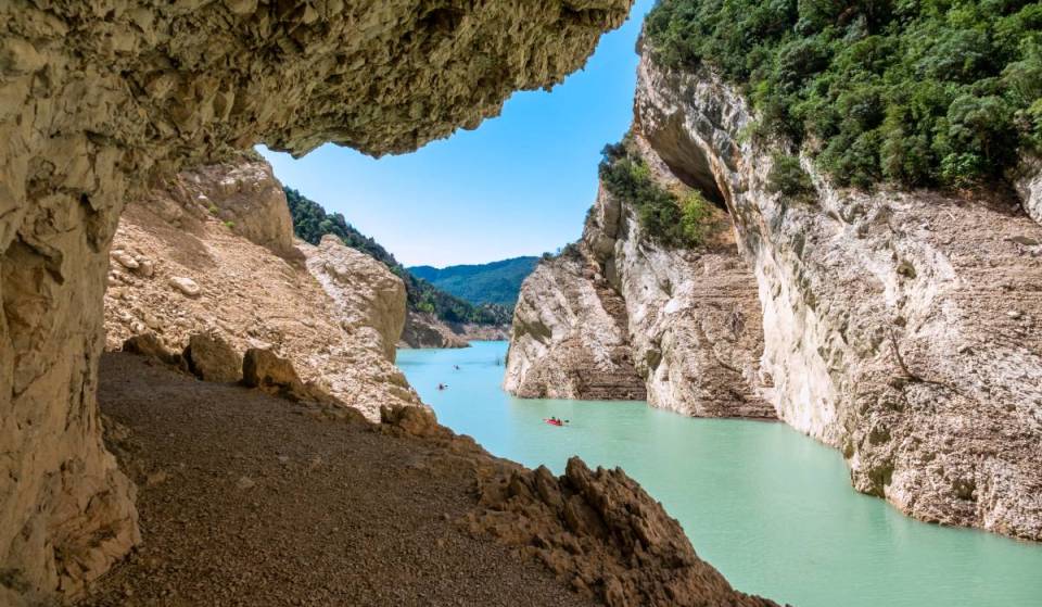 Es el Gran Cañón de Catalunya: el sendero excavado en la montaña a 500 metros de altura, un puente colgante y un río que puedes recorrer en kayak
