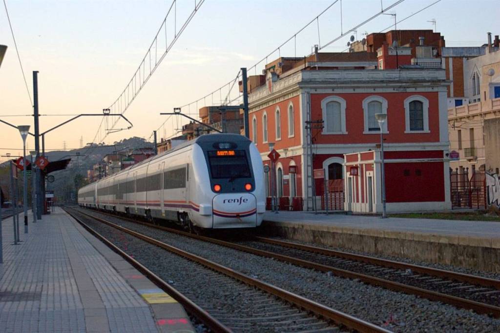 A new sinkhole at the Rodalies construction site swallows a crane in Montcada and disrupts service on the R2, R2 North, and R11 lines: here are the transportation alternatives