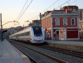 Un nouveau gouffre sur le chantier de Rodalies engloutit une grue à Montcada et interrompt le service des lignes R2, R2 Nord et R11 : voici les alternatives de transport