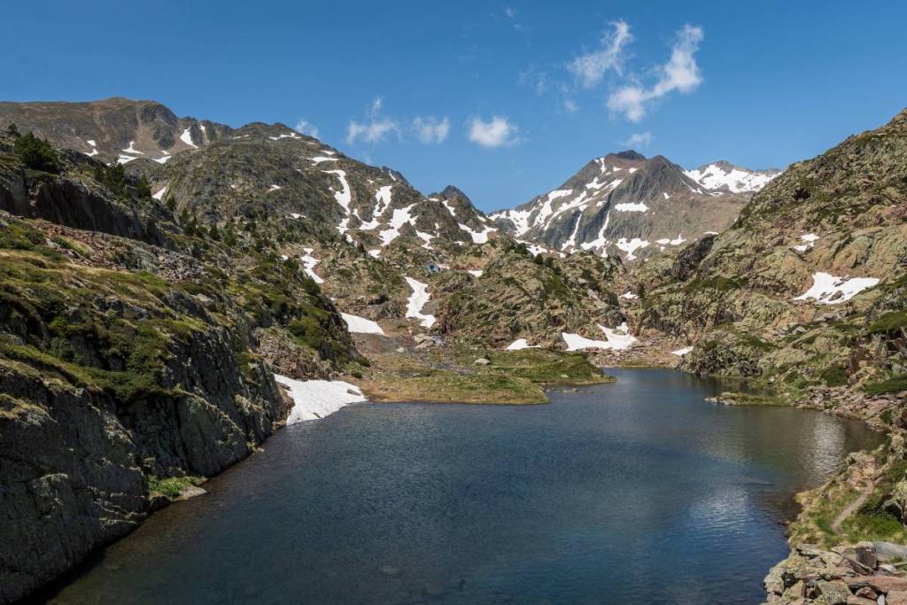 Dormir bajo las estrellas a casi 3.000 metros de altura: el lago más alto de Cataluña donde puedes acampar con vistas a la Pica de Estados