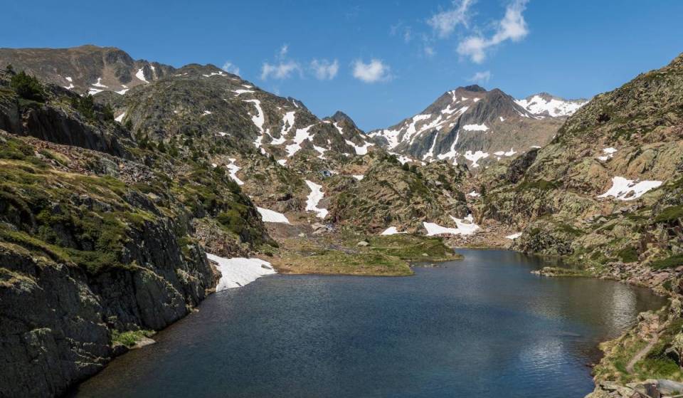 Dormire sotto le stelle a quasi 3.000 metri di altitudine: il lago più alto della Catalogna dove puoi campeggiare con vista sulla Pica d’Estats