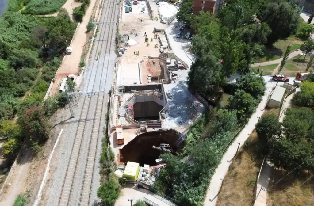 Sin Cercanías «como mínimo» hasta la próxima semana: el socavón de Montcada i Reixac provoca cortas indefinidos en las líneas R2 y R11