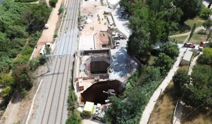 Los trenes vuelven a Montcada tras el socavón: velocidad reducida y normalidad a medias este lunes