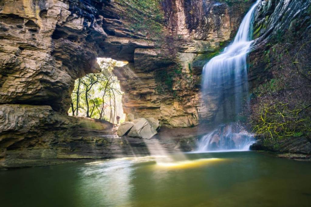 Sembra l’Amazzonia, ma è a Barcellona: la cascata con una piscina naturale nascosta a cui puoi arrivare solo attraverso un buco nella roccia