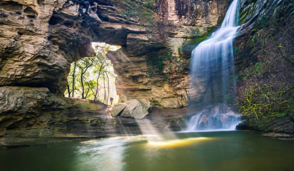 Sembra l’Amazzonia, ma è a Barcellona: la cascata con una piscina naturale nascosta a cui puoi arrivare solo attraverso un buco nella roccia