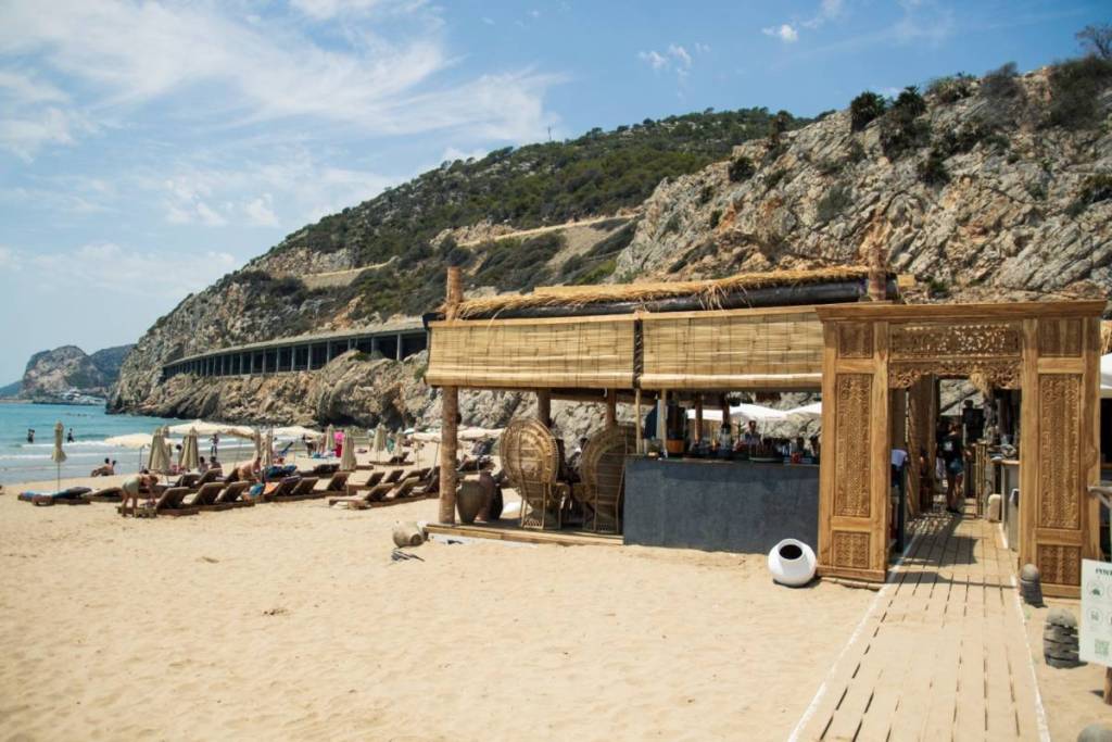 Le chiringuito à une demi-heure de Barcelone, inaccessible en voiture et classé parmi les 25 meilleurs d’Espagne : poisson grillé et riz à la llauna sous les rochers du Garraf