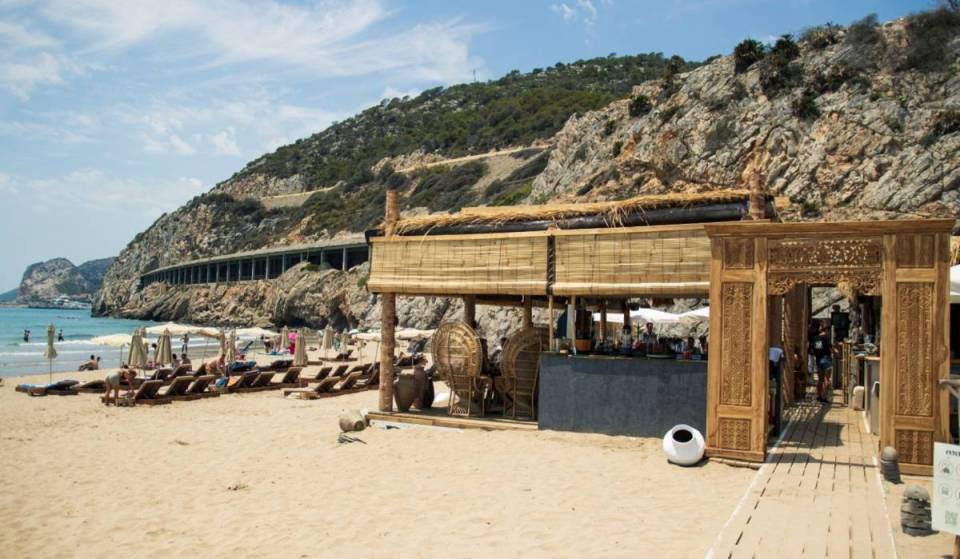 Het strandcafé op een half uurtje van Barcelona dat je niet met de auto kunt bereiken en dat tot de 25 beste van Spanje behoort: gegrilde vis en rijstgerechten à la llauna onder de rotsen van de Garraf