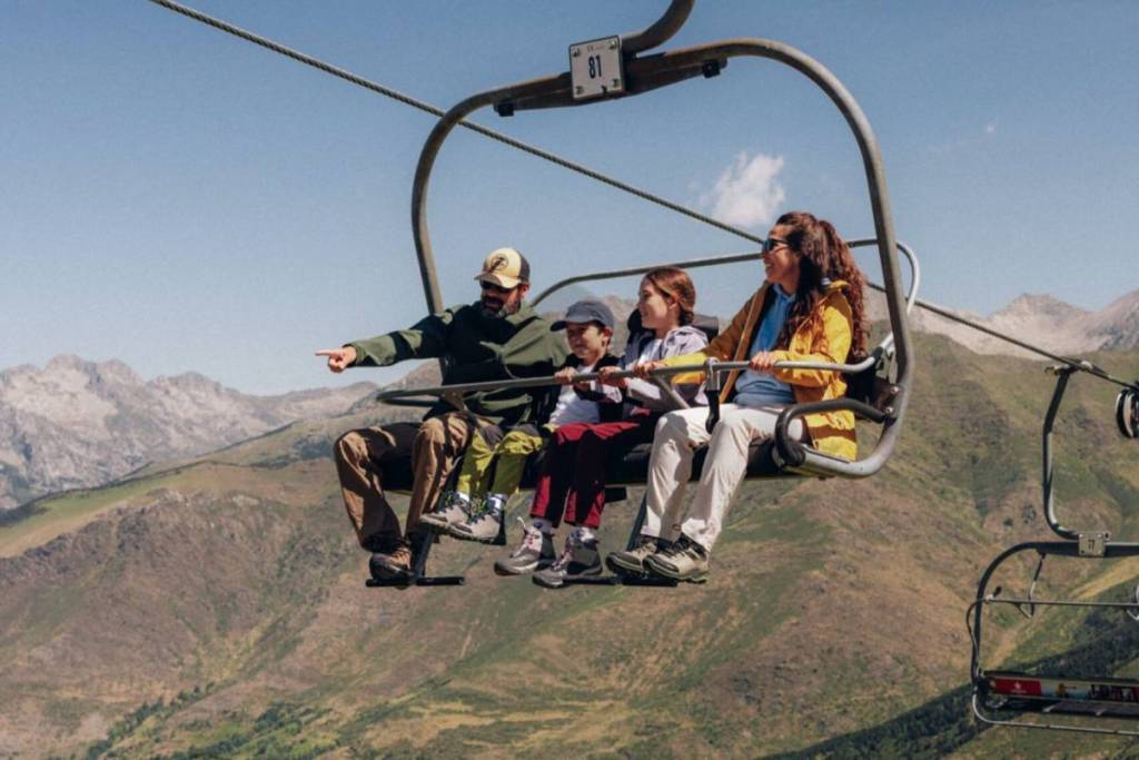 Routes voor elektrische motoren door de Pyreneeën, stoeltjesliften voor fietsen en 174 km sneeuwvrije pistes: de 4 skigebieden in Catalonië die in de zomer open zijn