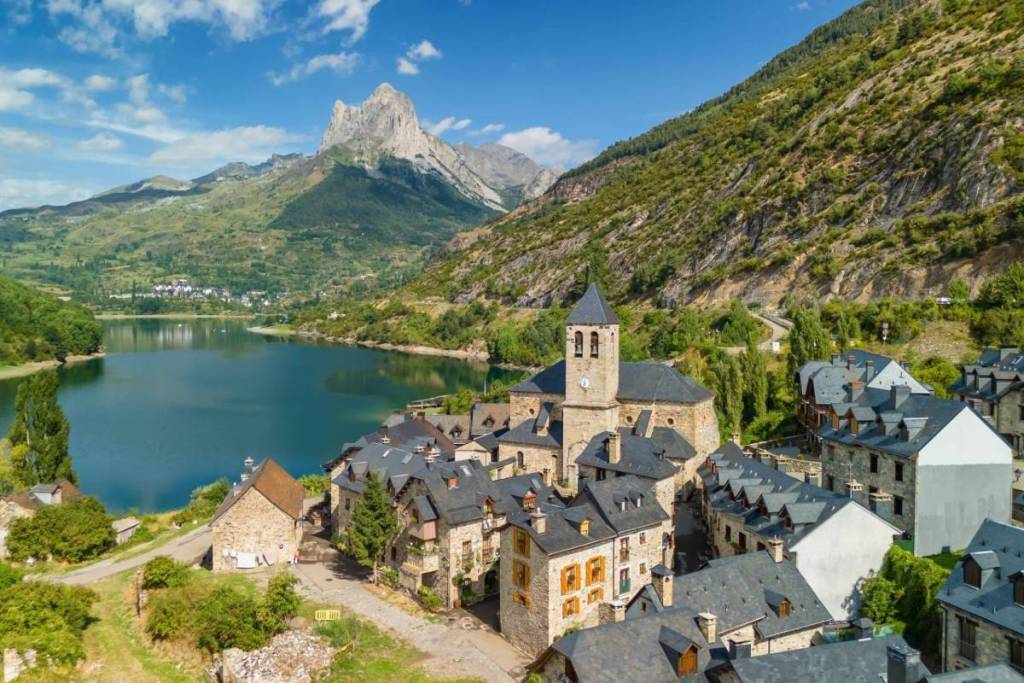 The medieval village where temperatures stay below 10 degrees in August has a navigable lake and the best music festival in the Pyrenees: 300 kilometers from Barcelona