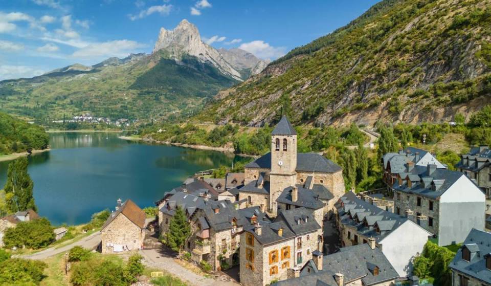 Il paese medievale dove la temperatura non supera i 10 gradi ad agosto, con un lago navigabile e il miglior festival musicale dei Pirenei: a 300 chilometri da Barcellona