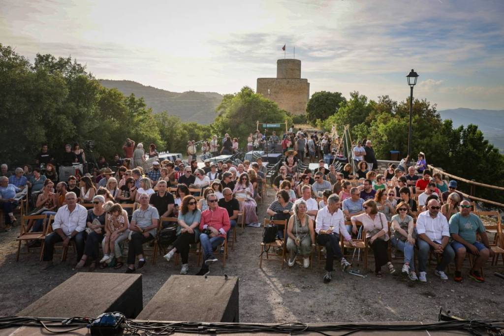 Nem Primavera nem Sónar: a aldeia mais pequena da Catalunha acolhe um festival com 25 vizinhos e o palco numa quinta este fim de semana