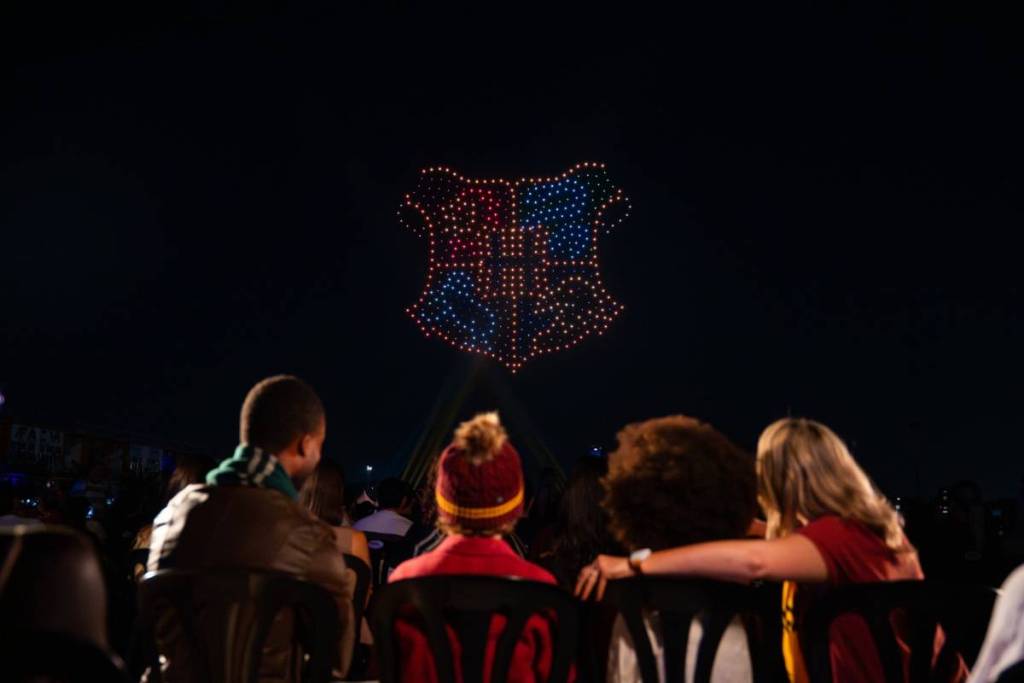 On September 1, Hogwarts students began their magic classes: this show featuring 1,200 drones pays tribute to this moment and the major milestones from the Harry Potter™ movies
