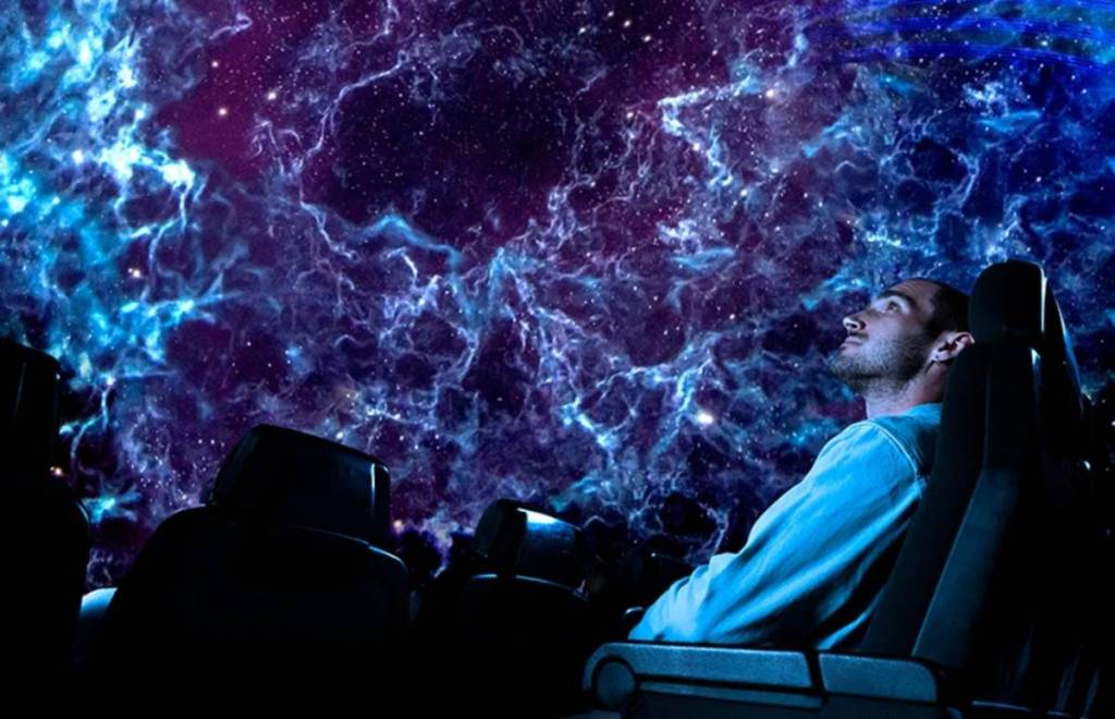 Nur noch bis September: Das immersive Museum mit 360-Grad-Leinwand, in dem du jeden Tag in Barcelona eine totale Sonnenfinsternis erleben kannst