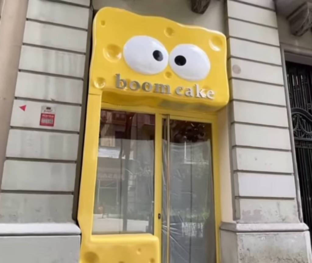 Adiós a la polémica tienda del queso de Consell de Cent: expediente abierto y cambiará su fachada