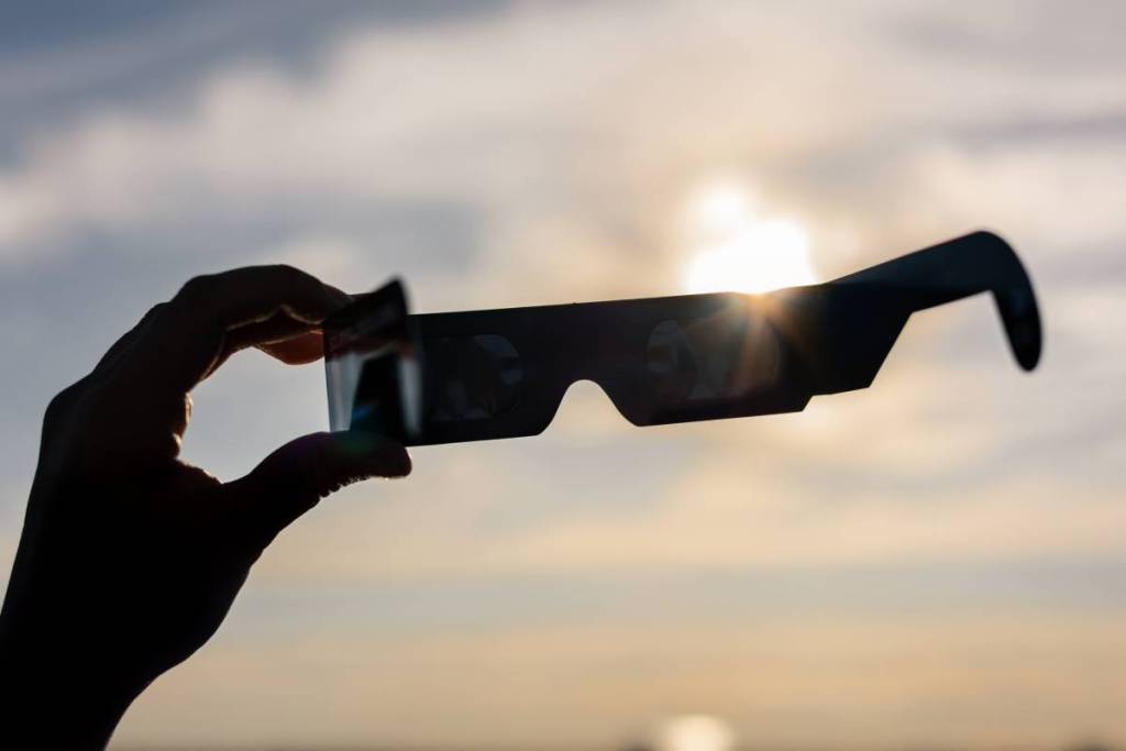 Verifica os teus óculos para veres o eclipse: os sete modelos de óculos homologados que foram retirados do mercado à última hora e o perigo de olhares para o fenómeno sem proteção