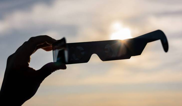 Revisa tus gafas para ver el eclipse: los siete modelos de gafas homologadas que se han retirado del mercado a última hora y el peligro de mirar el fenómeno sin protección
