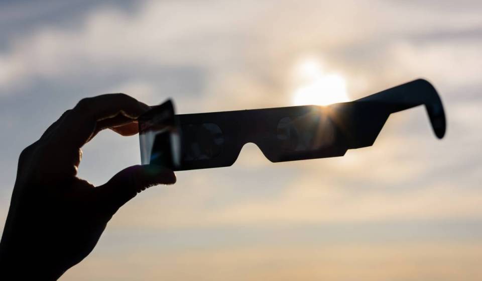 Verifica os teus óculos para veres o eclipse: os sete modelos de óculos homologados que foram retirados do mercado à última hora e o perigo de olhares para o fenómeno sem proteção