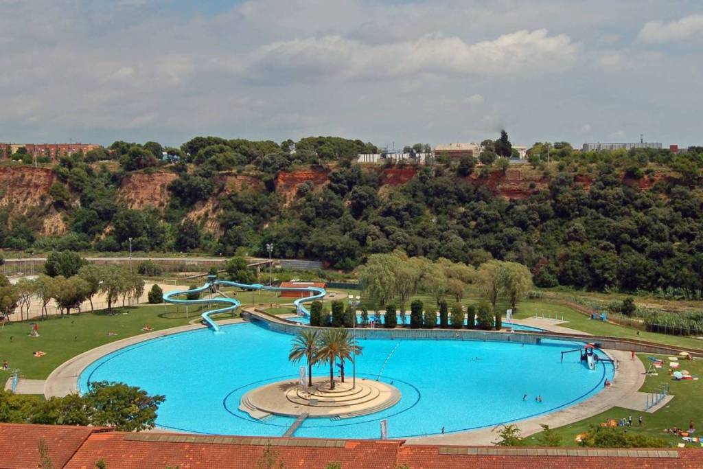 A media hora de Barcelona y por menos de 8 euros: la piscina más grande de Catalunya con 6.800 metros cuadrados, isla interior y dos toboganes de más de 60 metros