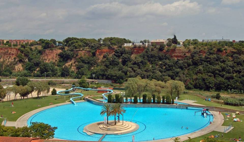 A mezz’ora da Barcellona e per meno di 8 euro: la piscina più grande della Catalogna con 6.800 metri quadrati, un’isola al centro e due scivoli di oltre 60 metri