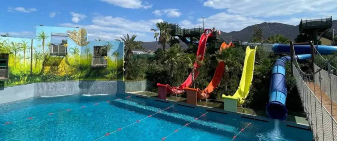 No es Illa Fantasia: el parque acuático gigante con 28 atracciones y toboganes de 125 metros que está a 2 horas de Barcelona