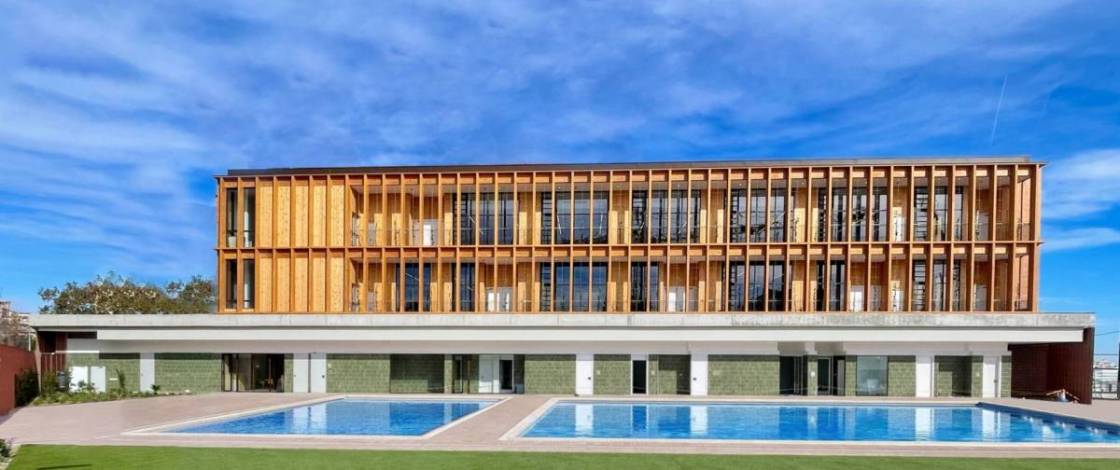Es el nuevo oasis de La Sagrera: dos piscinas públicas al aire libre con 1.000 m2 de solàrium abren a pocos metros del futuro parque