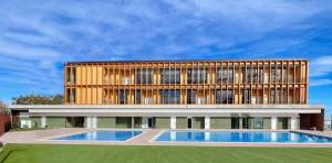 Es el nuevo oasis de La Sagrera: dos piscinas públicas al aire libre con 1.000 m2 de solàrium abren a pocos metros del futuro parque