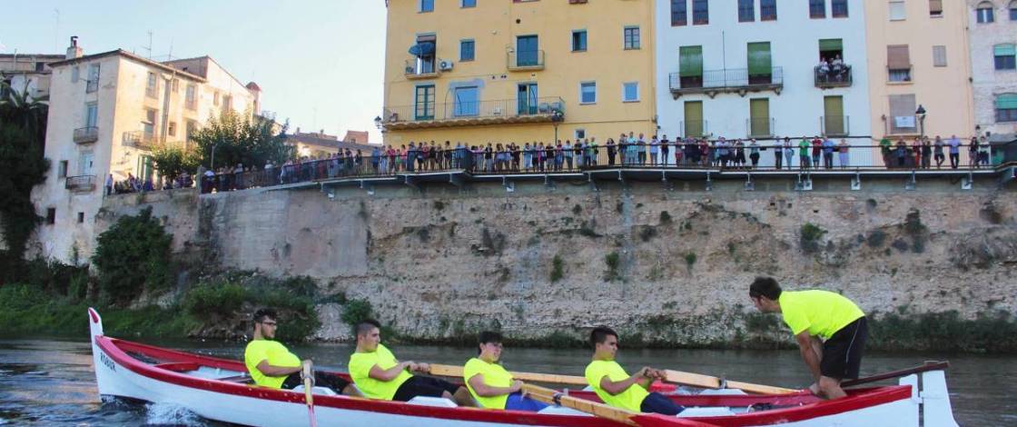 Son como los pueblos flotantes asiáticos: las fiestas mayores de río con regatas, el mítico palo enjabonado y cazar melones en el agua a 2 horas de Barcelona