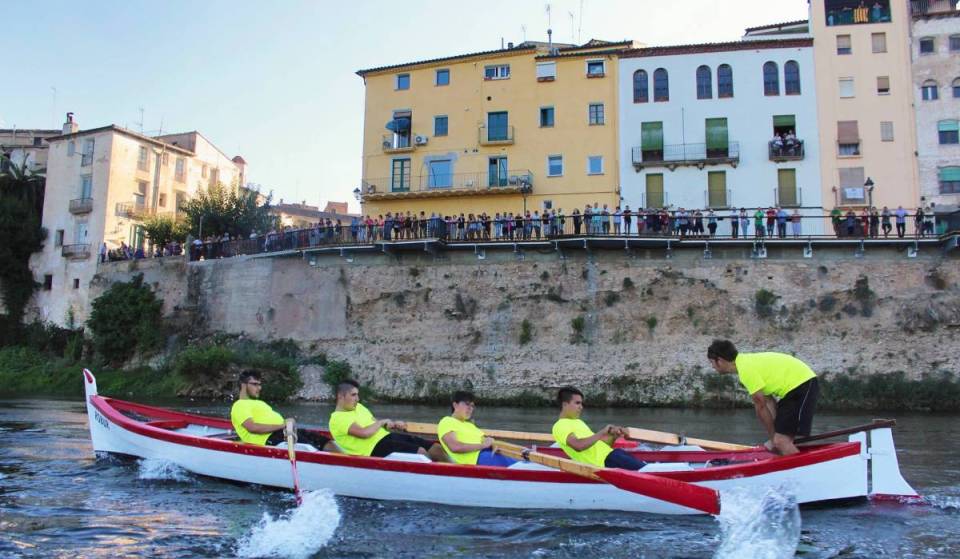 Son como los pueblos flotantes asiáticos: las fiestas mayores de río con regatas, el mítico palo enjabonado y cazar melones en el agua a 2 horas de Barcelona
