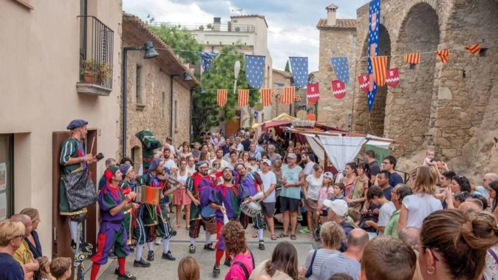 La foire médiévale dans un village de la Costa Brava ce week-end : marché artisanal et joutes chevaleresques dans un château du XIIe siècle