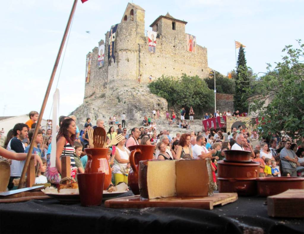 Només durant un cap de setmana: el Mercat Medieval, amb una desfilada massiva just a la costa catalana, a només una hora de Barcelona.