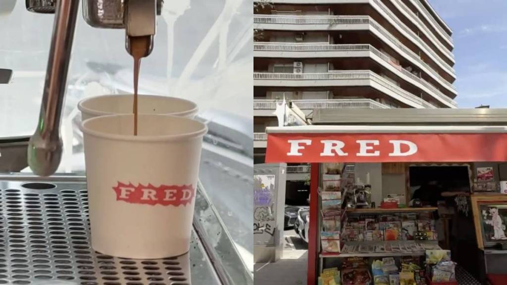 Ni abanicos ni camisetas para turistas: abre FRED, el nuevo quiosco de Barcelona que recupera la prensa de siempre, los cromos y suma máquina de café expreso a precios accesibles
