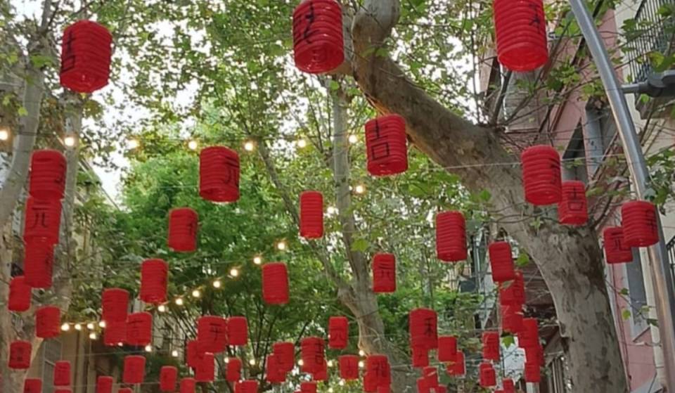 Le 3 vie vincitrici delle Feste di Sants 2026: manca solo una settimana per vedere le decorazioni